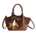 Braune Leder Umhängetasche Damen Handtasche Henkeltasche mit süßem Flügelpferd Anhänger schick - Mit Anhänger / Braun