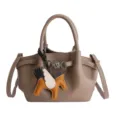 Einfarbige modische Damen Umhaengetasche mit Pferdeanhaenger, eleganter Freizeittaschen Shopper. - Mit Anhänger / Grau