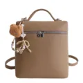 Modischer koreanischer Damen Rucksack mit süßem Bär Anhänger Litschi Muster Umhängetasche. - Mit Anhänger / Khaki