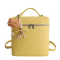 Schicker gelber PU-Leder-Rucksack für Damen mit süßem Bären-Anhänger und Perlenriemen. - Mit Anhänger / Gelb