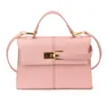Élégant sac à main en cuir rose pour femme avec poignée supérieure et bandoulière dorée chic. - Rose