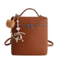 Sac à dos en cuir marron tendance pour femme, sac de jour chic avec un charm d'ours mignon. - Marron