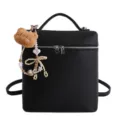 Sac a dos noir en cuir pour femme, joli design elegant avec pendentif ours et poignee. - Noir