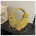 Modische Acryl Metallic Knoten Ring Handtasche schicke Kette Umhängetasche für Damen Alltag. - Gold