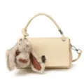 Minimalistische matte Handtasche, einfarbige Umhängetasche mit süßem Plüsch-Kaninchenanhänger. - Mit Anhänger / Gebrochenes Weiß