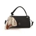 Schicke schwarze Handtasche in Mattoptik mit plüschigem Hasen-Anhänger und Metallschloss. - Mit Anhänger / Schwarz