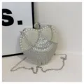 Herzförmige Abendtasche mit Perlen und Strass, Kettenriemen und Ringgriff für Party. - Silber