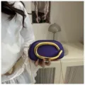 Lila Abend-Clutch Tasche mit auffälligem goldenem C-Metallgriff und Kette für Damen. - Lila