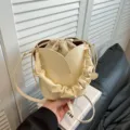 Cremeweisse Beuteltasche mit einzigartigem Tulpendesign, schicke Umhaengetasche Damen. - Beige