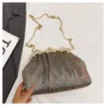 Glänzende Plissee-Abendtasche mit Strass-Kussverschluss und schickem Goldkettenriemen für Party. - Gold