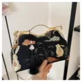 Chinesischer Stil vintage gewebte Handtasche mit goldem Rahmen und Kaninchen Stickerei. - 27x7x17cm / Schwarz