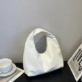 Minimalistische weiße Damen Unterarmtasche, schicke einfarbige Hobo Schultertasche Sommer. - Weiß