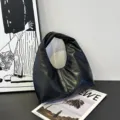 Schicke schwarze PU Leder Hobo Handtasche für Damen, minimalistische geknotete Schultertasche. - Schwarz