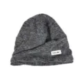 Detailansicht der dunkelgrauen Woll-Slouchy-Mütze, weiche Strick-Wintermütze mit Logo-Etikett. - L (56-62cm) / Grau