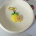 Portachiavi limone giallo carino con ciondolo fetta di agrumi, accessorio elegante. - Limone