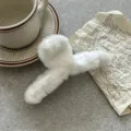 Grande molletta per capelli in peluche bianco, soffice accessorio invernale donna. - Bianco
