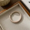Elastico per capelli intrecciato champagne con decoro in tubo di metallo, accessori. - Bianco avorio