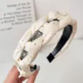 Elegante diadema trenzada de satén beis con pedrería para mujer, accesorio de pelo elegante. - Trenzado Retorcido / Blanco