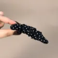 Pinza para el pelo de plátano de tela negra con topos blancos para coleta elegante. - Lunares Blanco y Negro / 10cm