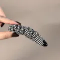 Pinza de pelo banana de tela a cuadros blanco y negro, elegante accesorio para coleta. - Cuadros blanco y negro / 10cm