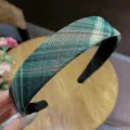 Elegante cerchietto in tessuto a quadri verde per donna, accessorio per capelli versatile. - Quadri Verde Scuro