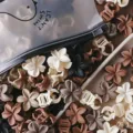 Mini mollette per capelli a fiore per bambini, graziose clip opache in vari colori. - Mini Molletta Per Capelli Plumeria / 20 Pezzi/Confezione / Caffè latte