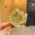 Primo piano di una molletta per capelli verde gelatina traslucida con superficie lucida. - Molla per Capelli Zucca Verde Trasparente