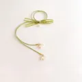 Laccio per capelli verde stile Mori fiocco muguetto, elegante elastico nappa floreale vista principale - Elastico Lungo / Verde