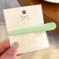 Fermaglio per capelli verde chiaro opaco a becco d'anatra per donne, accessorio minimalista - Fermaglio verde