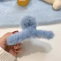 Pinza de pelo esponjosa azul, tiburón de peluche grande, accesorio elegante para invierno. - Azul claro