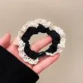 Elastico per capelli in seta di ghiaccio nera con bordo in pizzo bianco, accessorio elegante. - Nero