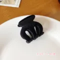 Molla per capelli nera in velluto, mini artiglio da 3.8cm per una tenuta sicura. - Piccola Molla per Capelli Floccata Nera a Tre Denti