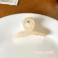 Mini molletta per capelli floccata, accessorio beige estetico per styling, 4.5cm. - Piccola Molla per Capelli Floccata Incrociata Beige
