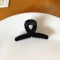 Pinza per capelli in velluto nero 4.5cm piccola molletta per acconciatura quotidiana elegante. - Piccola Molla per Capelli Floccata Incrociata Nera