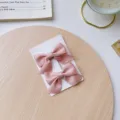 Lindas pinzas para el cabello con lazo rosa para niñas, set de accesorios de satén. - Conjunto de 2 Lazos (X8666B) / Rosa Claro