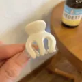 Piccola molletta per capelli opaca bianca da donna, elegante accessorio per acconciatura. - Bianco