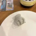 Molletta per capelli opaca grigia, accessorio elegante e pratico per una perfetta coda di cavallo. - Grigio
