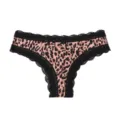 Tanga leopardato sexy da donna con bordo in pizzo nero e fiocco carino. Vista di dettaglio. - Leopardo Caffè