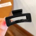 Piccola molletta per capelli nera ed elegante, accessorio per acconciature minimaliste. - Piccola Molla per Capelli Quadrata Nera