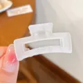 Molle per capelli opaca bianca, piccola molletta rettangolare minimalista per look quotidiano. - Piccola Molla per Capelli Quadrata Bianca