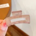 Molla per capelli rettangolare rosa opaco, fermaglio minimalista per lo styling quotidiano. - Piccola Molla per Capelli Quadrata Marrone