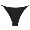 Primo piano ravvicinato del tanga nero senza cuciture con dettagli di anelli metallici laterali. - Nero