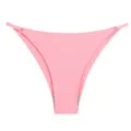 Vista dettagliata del perizoma rosa da donna senza cuciture con fibbie laterali regolabili. - Rosa