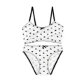 Nahaufnahme Detail des Damen BH und Slip Sets mit schwarzem Herzchendruck und Schleife. - S / Oberteil und Unterteil / Ohne Polsterung / Weiß Mit Schwarzen Herzen