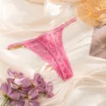 Sexy roze kanten string met stijlvolle gouden metalen kettingen, prachtig damesondergoed. - Roze