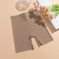 Vue de détail d'un short de sécurité uni sans coutures en tissu beige doux. - S / Bas / Chair
