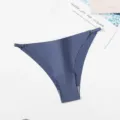 Vue détaillée d'un string sans coutures en soie glacée bleue avec anneaux métalliques à la taille. - Bleu gris