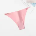 Vue détaillée du string rose pour femme avec anneaux métalliques et lanières fines. - Rose