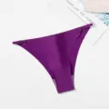 Détail de string femme en soie glacée violette sans couture avec anneaux métalliques. - Violet