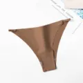 Gros plan détaillé du string pour femme en soie glacée sans couture à brides métalliques. - Café